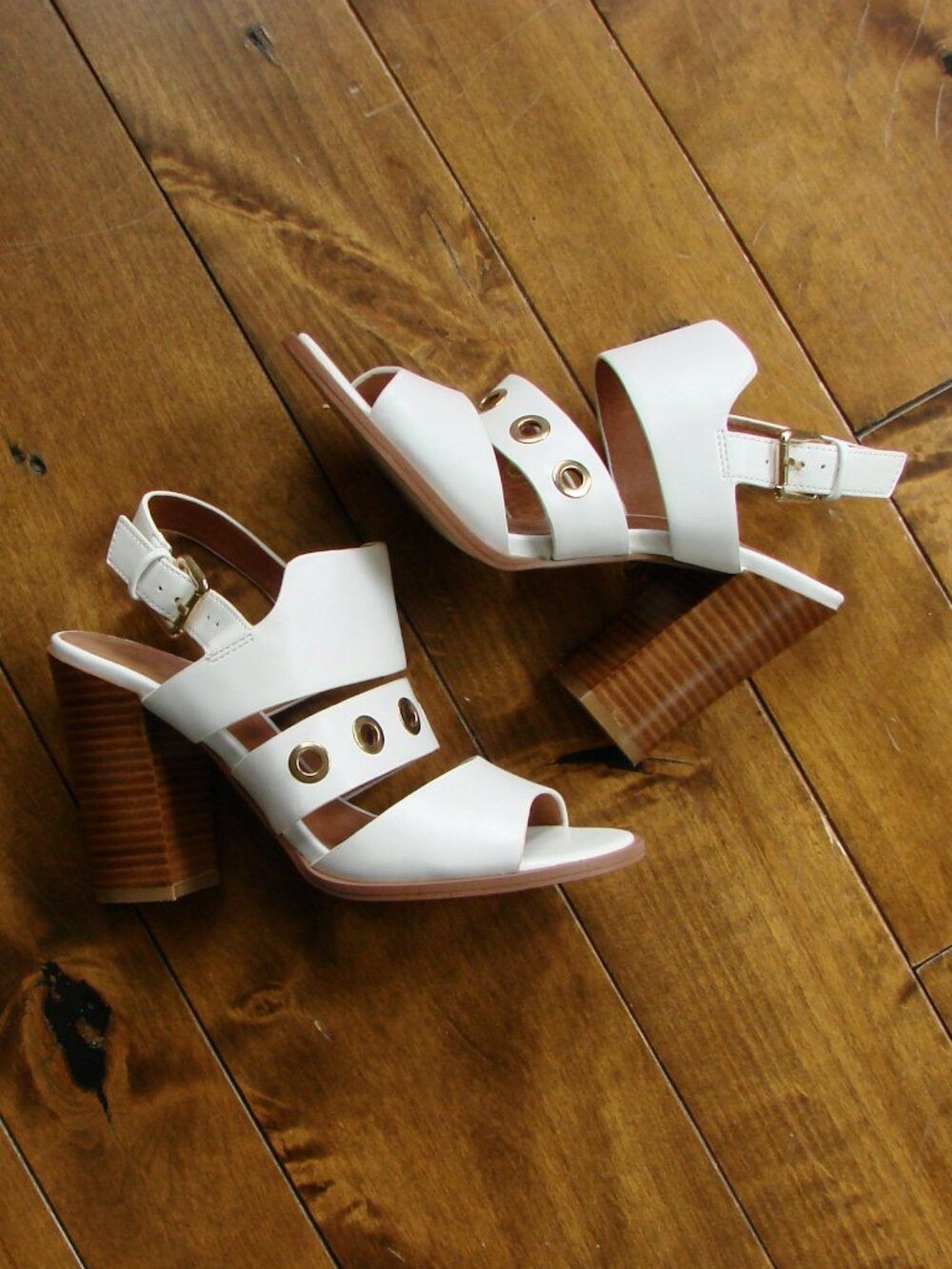 Le Chateau White High Heel Shoes Faux Leather Wooden Heel Gold Grommets Size 8